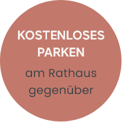 Störer mit der Aufschrift "Kostenloses Parken am Rathaus gegenüber"